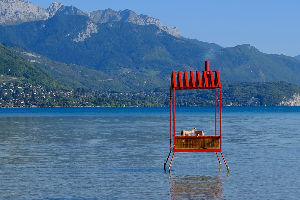Bild des Monats Moderne, geschwungene Architektur mit dunklem Himmel im Hintergrund.